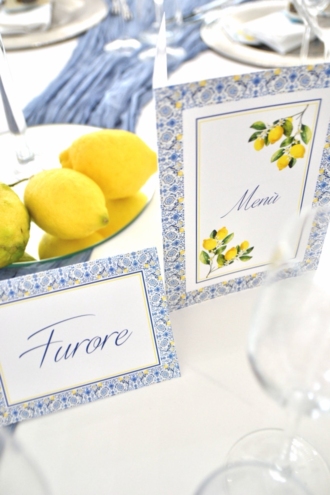 Segnaposto e menu con limoni su una tavola per un evento