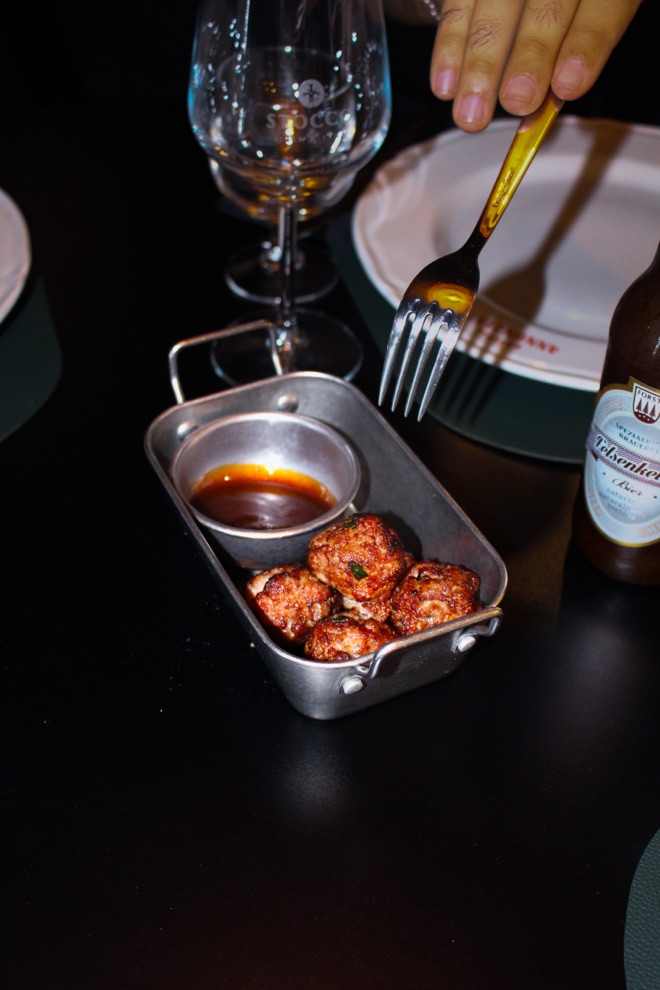 Polpette al sugo su una tavola scura da Osteria Annunziata