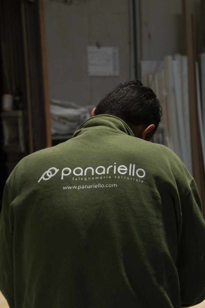 Un artigiano Panariello di spalle, con la giacca del marchio
