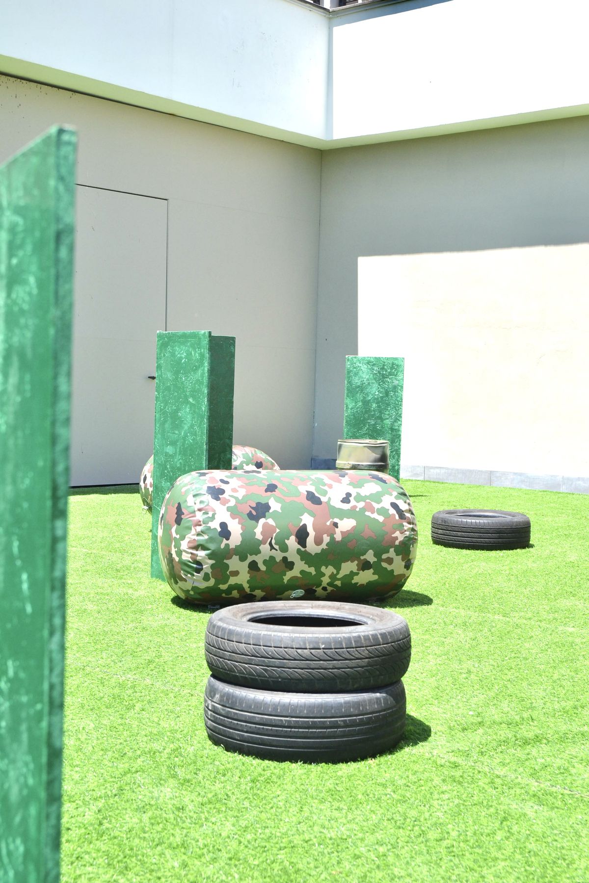 Area giochi con prato sintetico e pneumatici