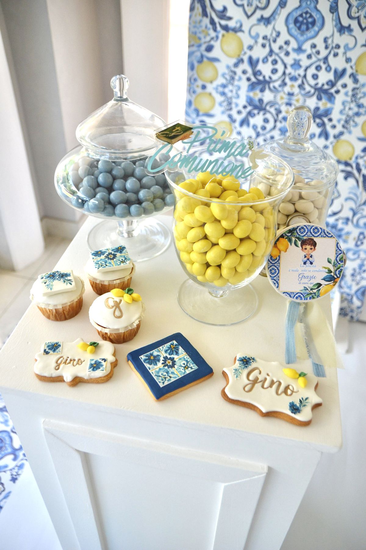 Confettata con biscotti decorati e dolci a tema
