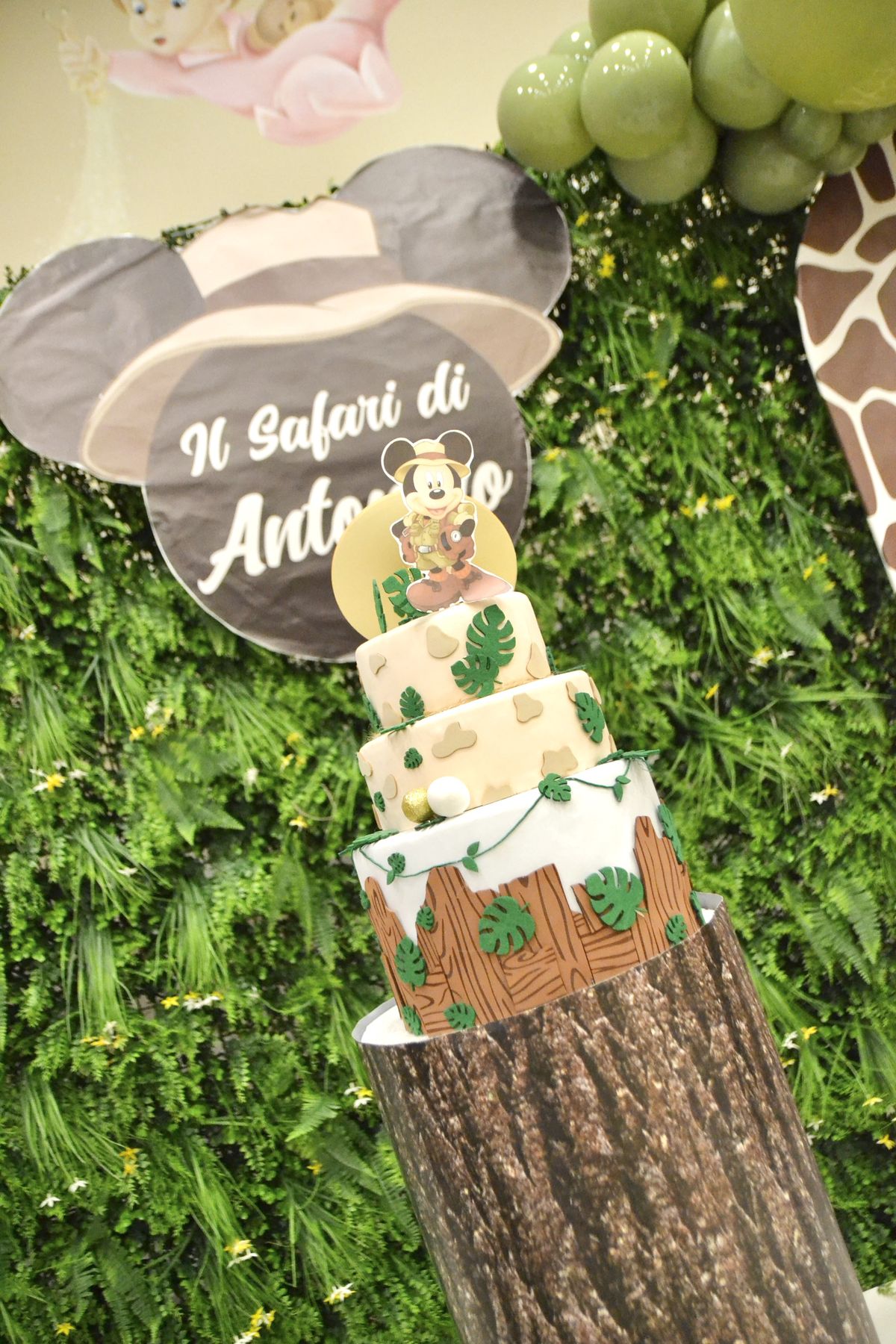 Torta a tema safari tra palloncini e prato verticale