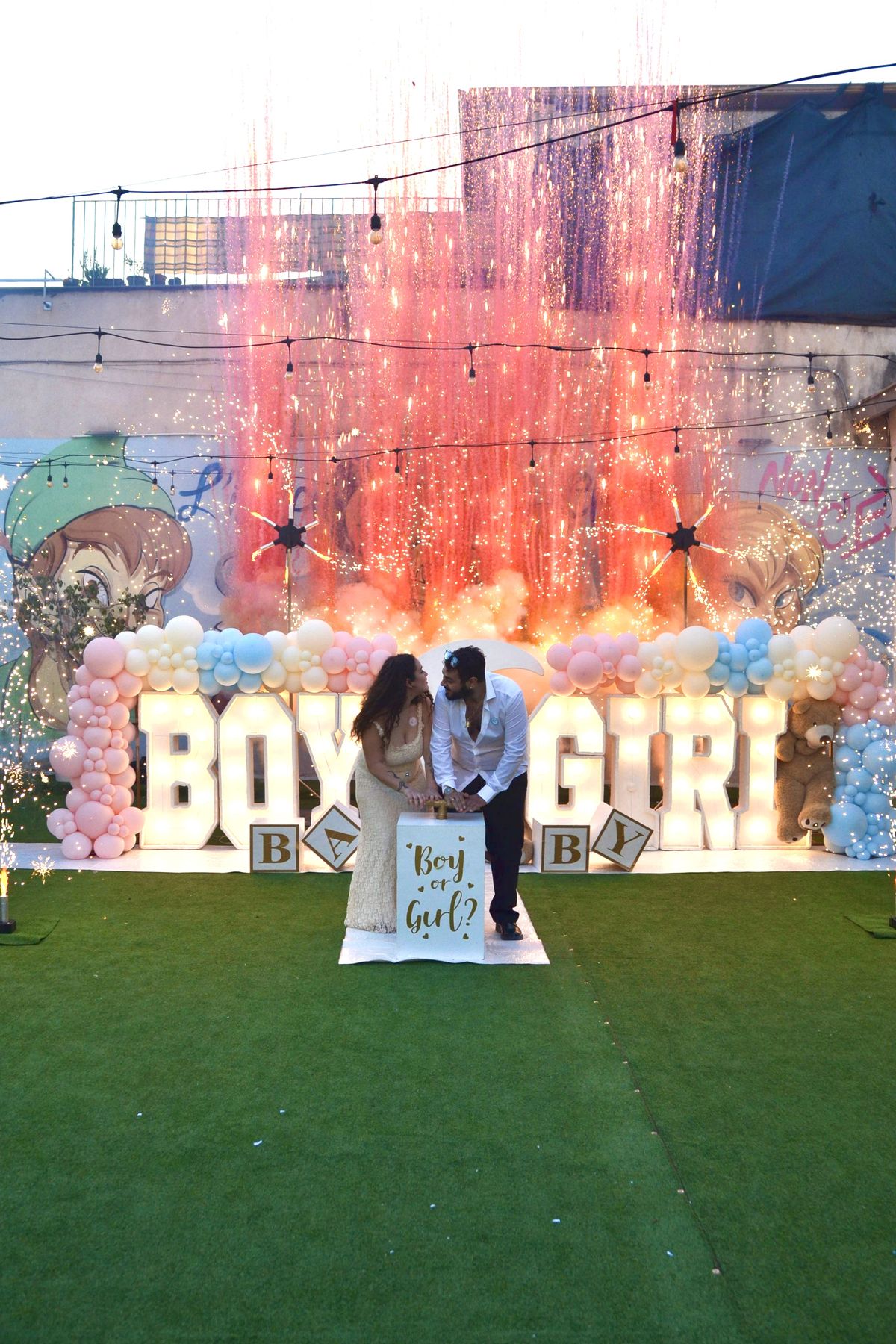 Gender reveal con le scritte luminose Boy e Girl