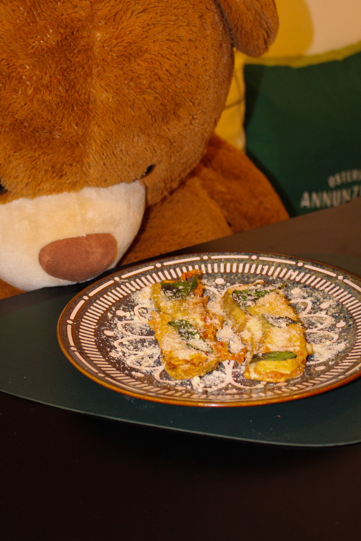 Un piatto dell’osteria accanto a un orsetto di peluche