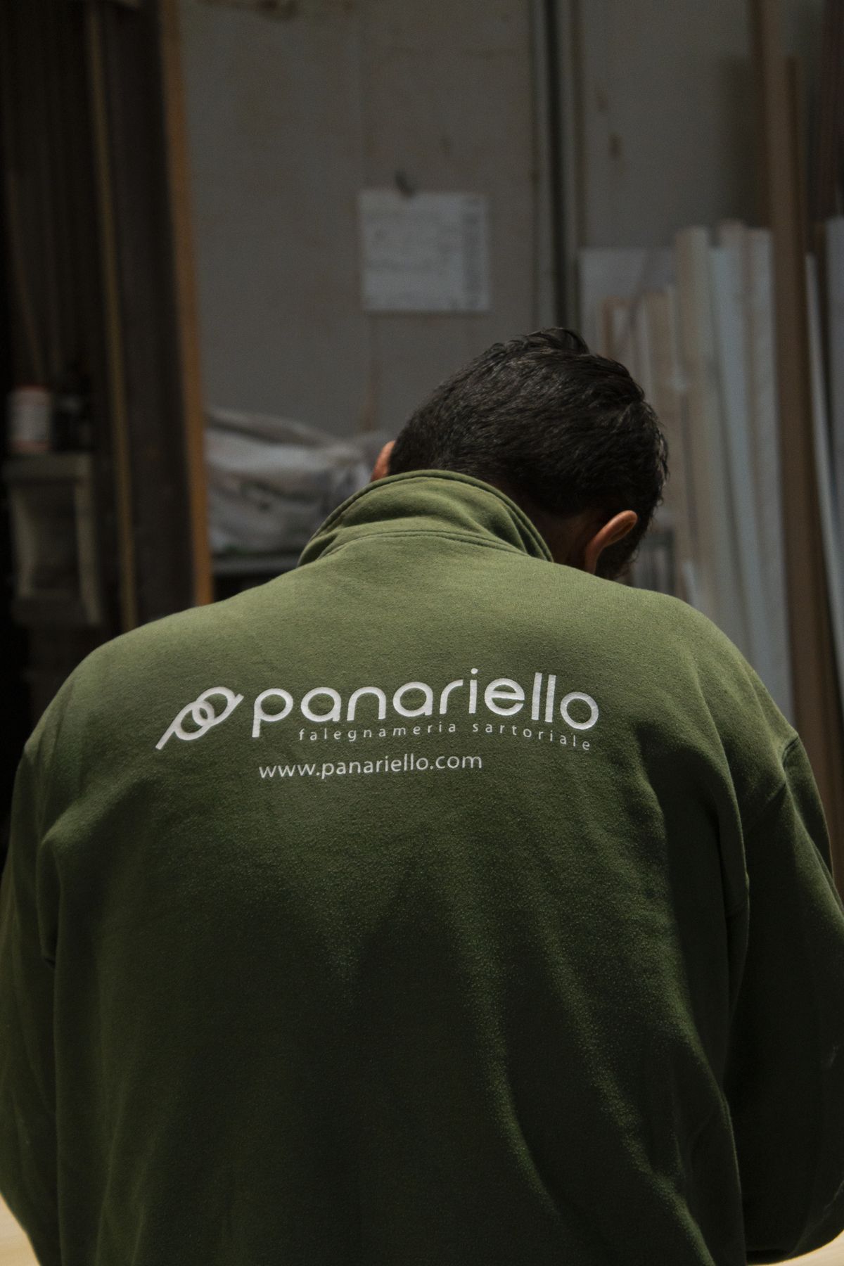 Un artigiano di spalle, con la giacca Panariello