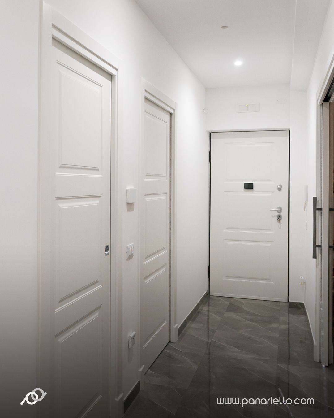 Post social: le porte bianche di Casa Russo