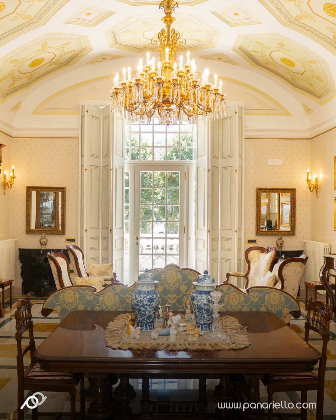 Salone classico con gli infissi Panariello e il lampadario di cristallo