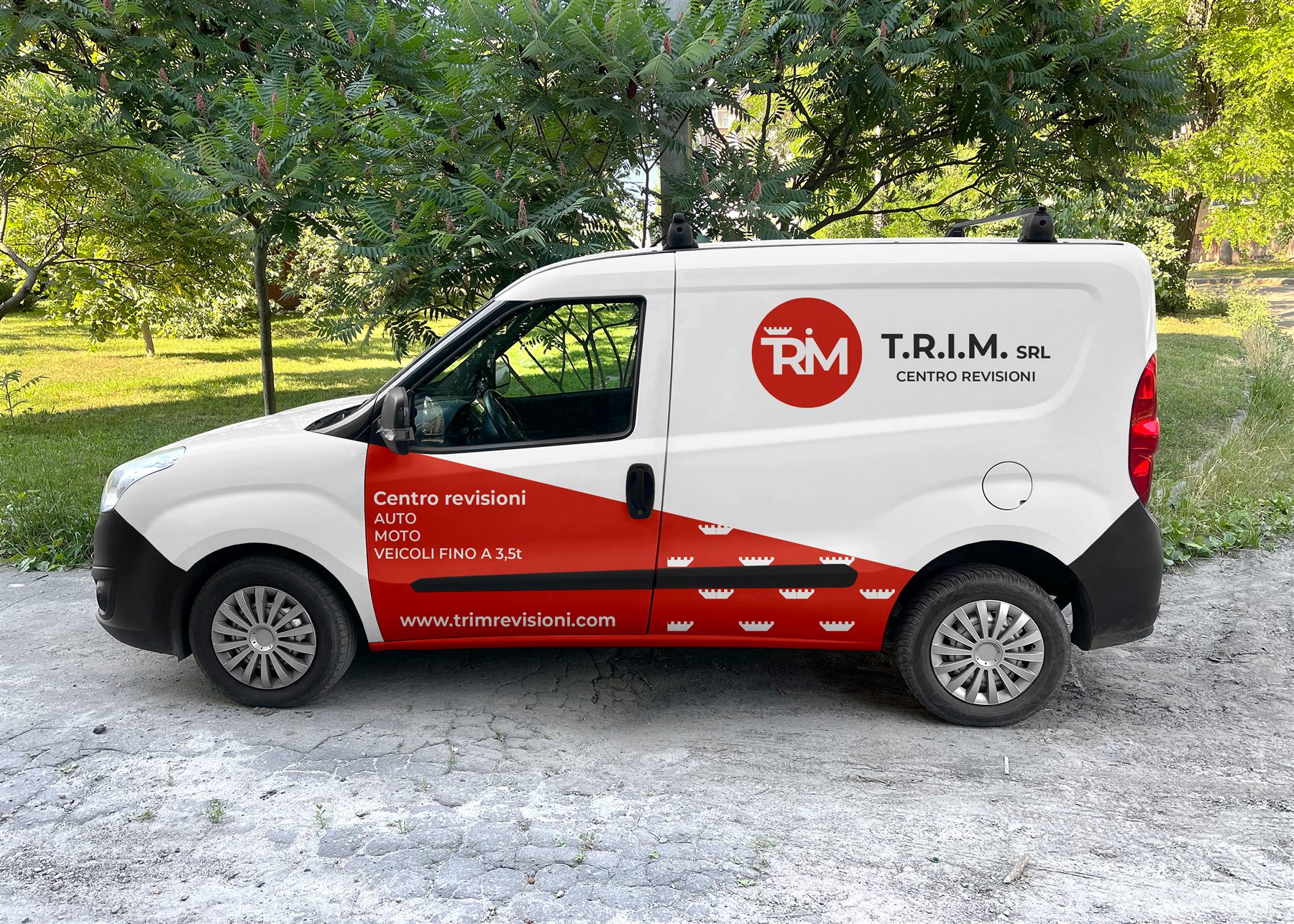 Il furgone dell’officina con la livrea TRIM
