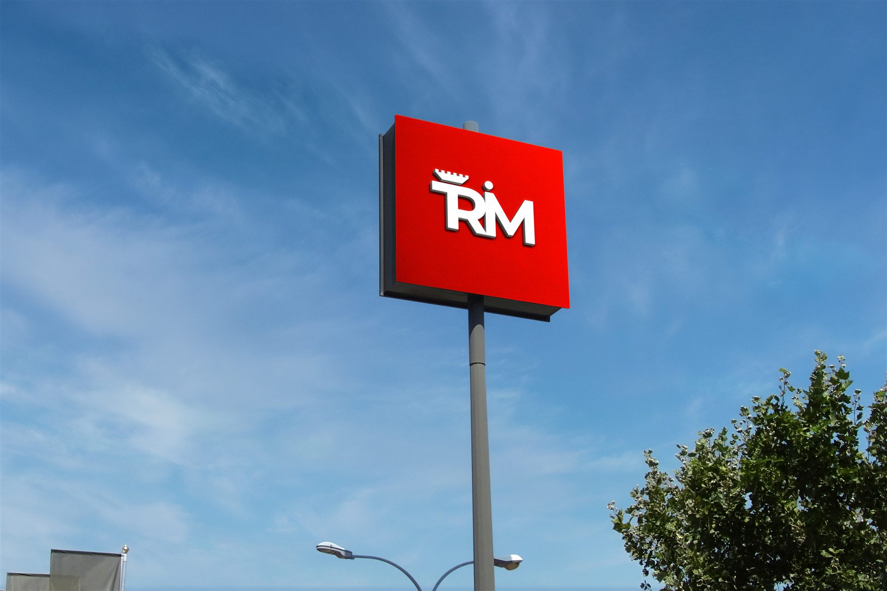 Totem del marchio contro il cielo